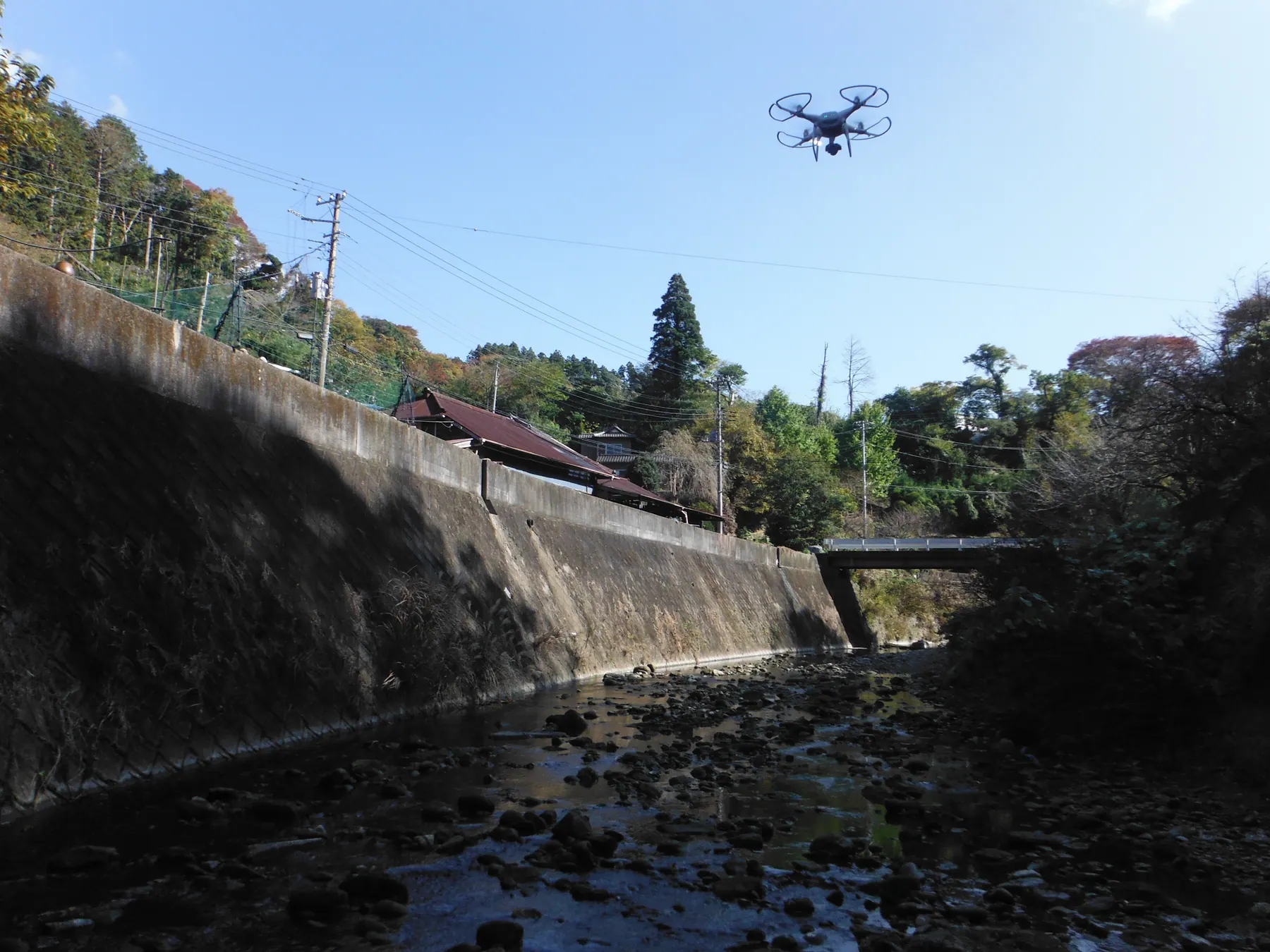河川上空を飛行するドローン